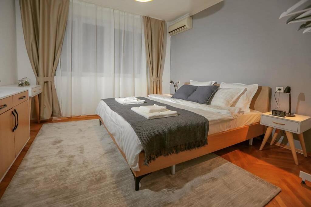 סקופיה Mickitos Apartments At Macedonia Square מראה חיצוני תמונה